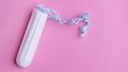 Tampon auf rosa Hintergrund