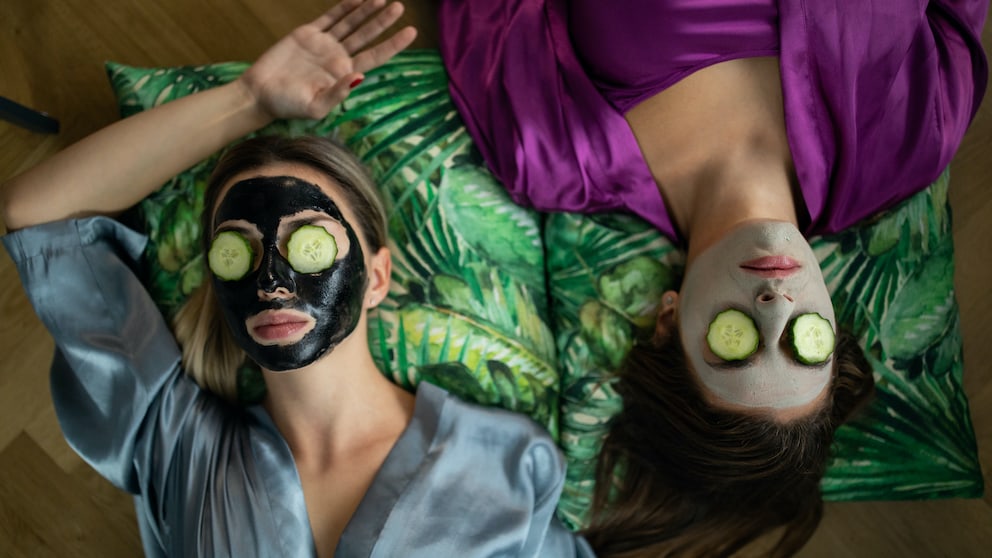 Frauen mit Masken