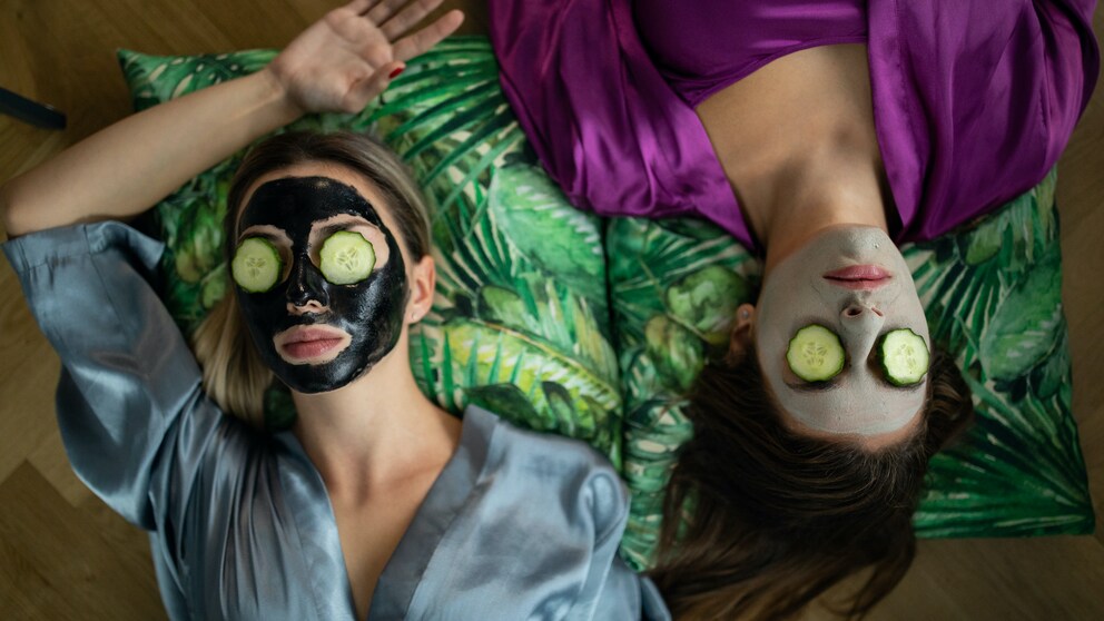 Frauen mit Masken