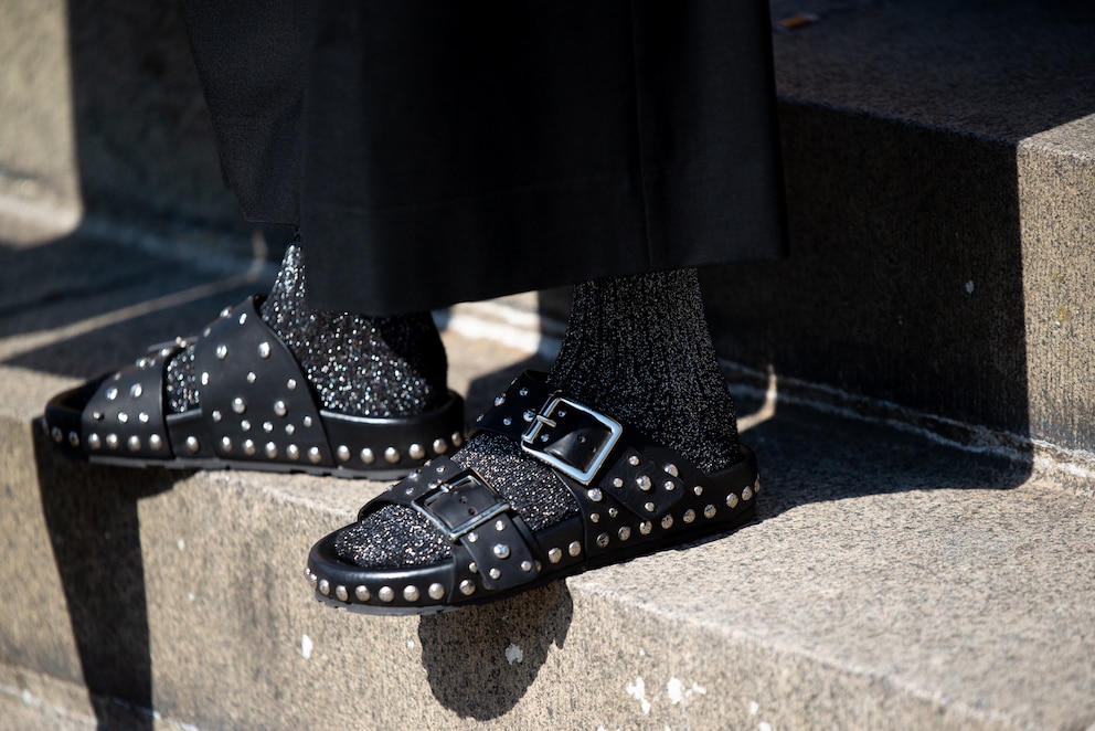 Frau mit Socken in Flats