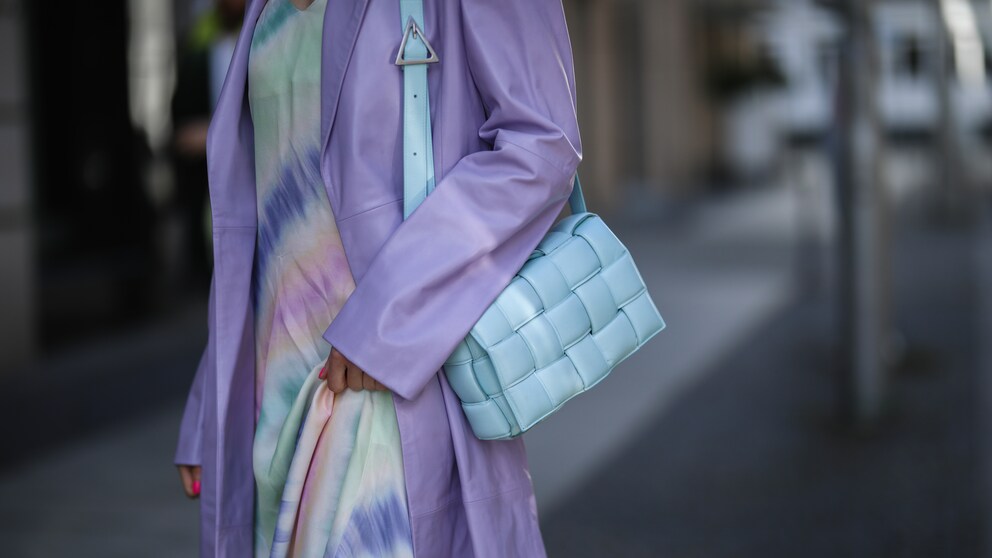 Frau mit pastellfarbener Handtasche