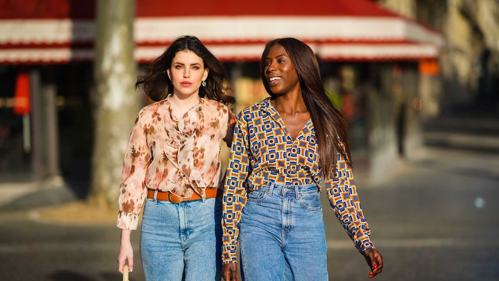 Frauen mit passender Jeans