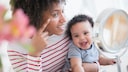 Mama mit Baby und Wundschutzcreme