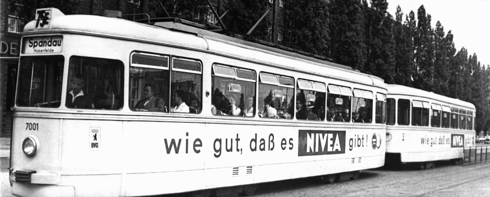 Straßenbahn mit Nivea-Schriftzug