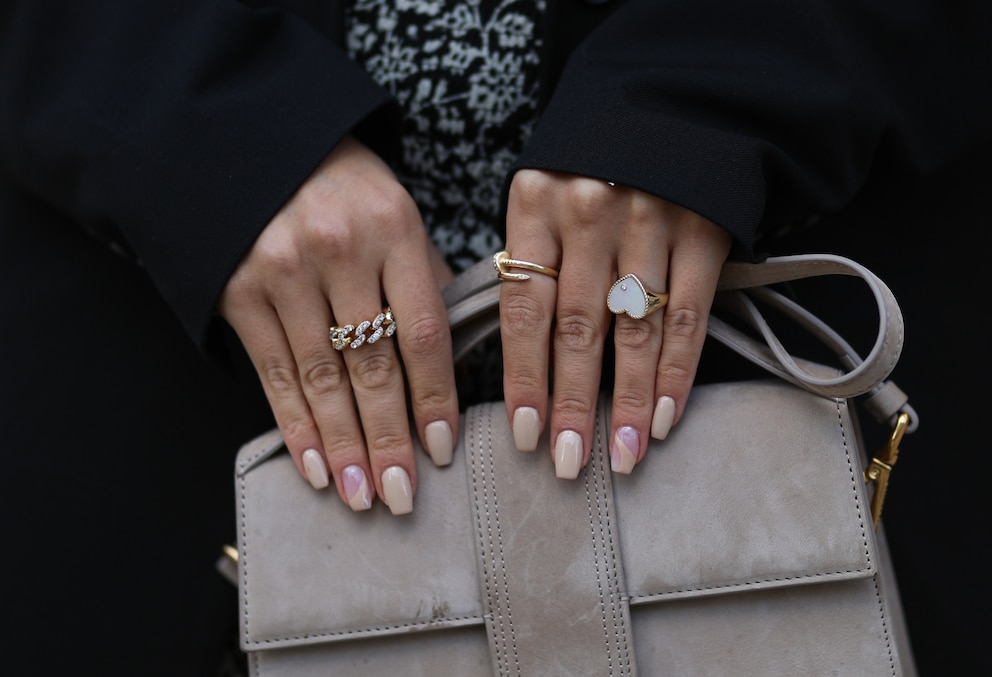 Frau mit beigefarbenem Nagellack