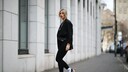 Frau im Streetstyle-Outfit