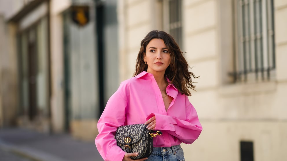 Frau in pinker Bluse