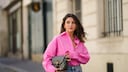 Frau in pinker Bluse