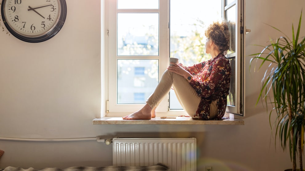 Frau auf Fensterbrett
