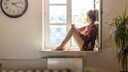 Frau auf Fensterbrett