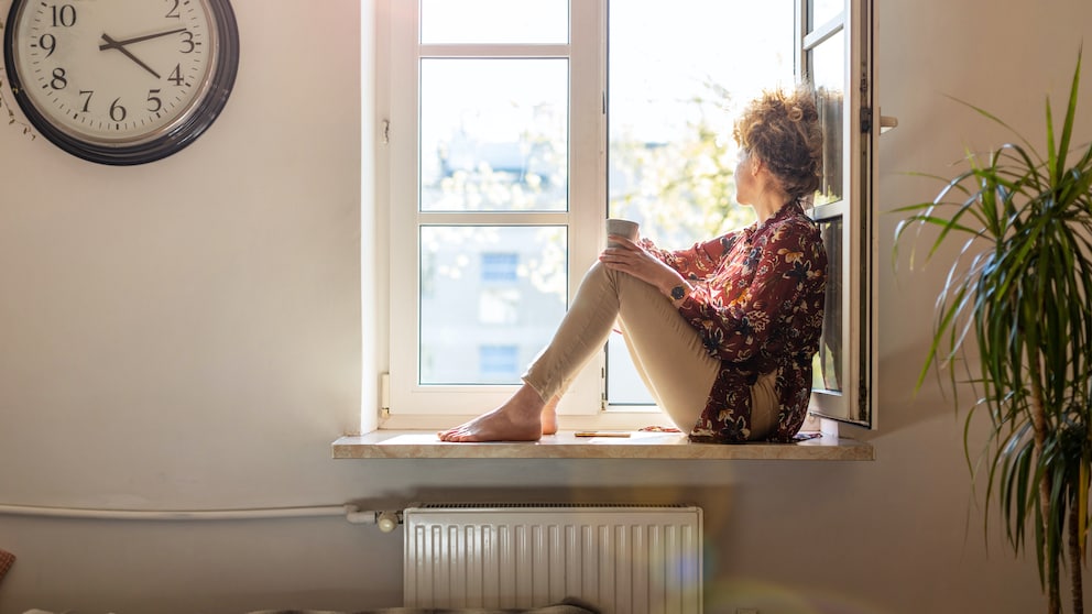 Frau auf Fensterbrett