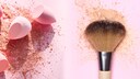 Schmutzige Make-up-Pinsel und Schwämmchen
