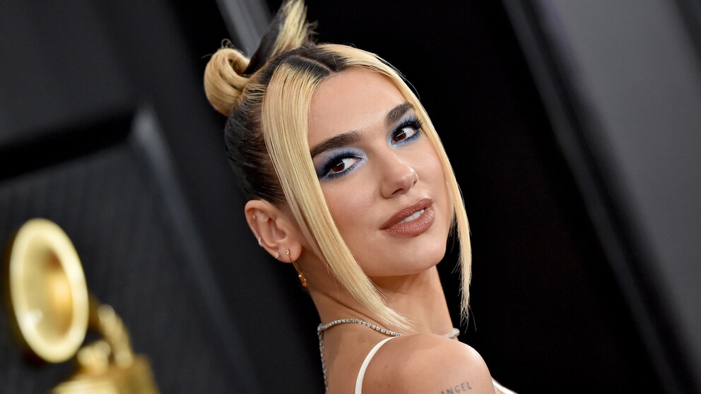 Dua Lipa mit Blocksträhnen