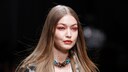 Gigi Hadid mit dunkelblonden Haaren