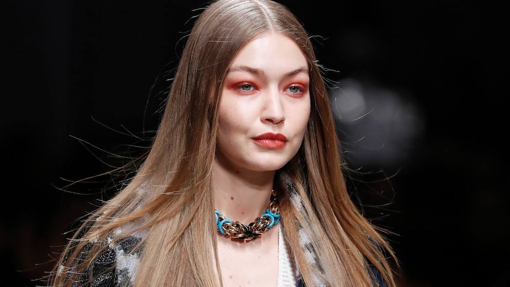 Gigi Hadid mit dunkelblonden Haaren