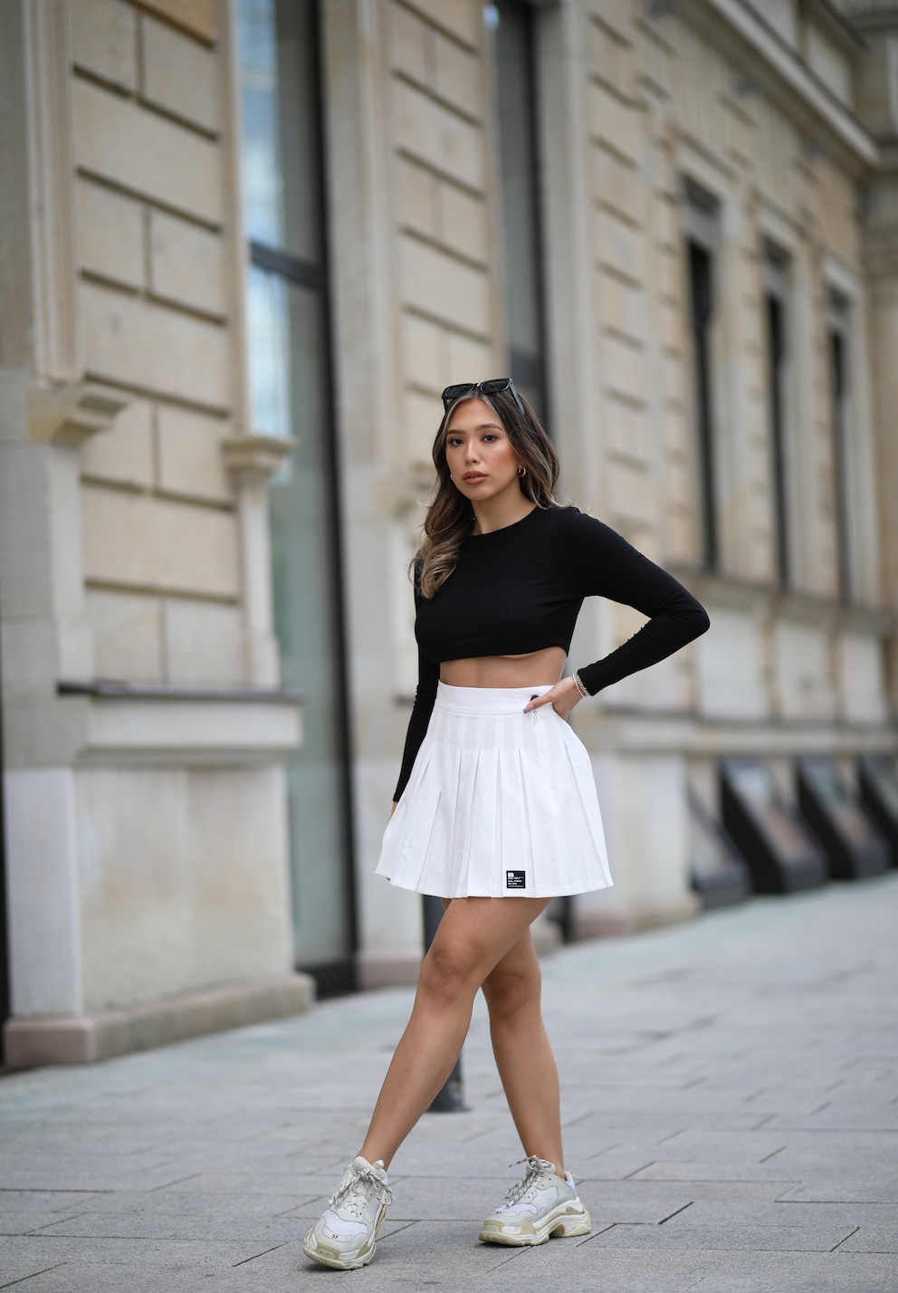 Frau in Tennis-Look mit Faltenrock