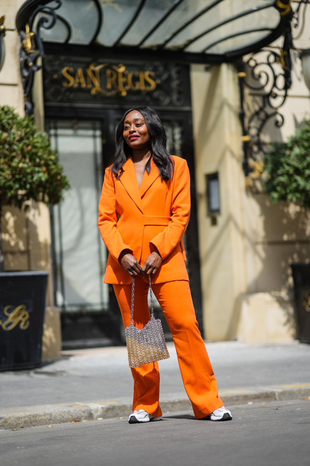 Frau mit Hosenanzug in der Trendfarbe Orange