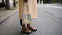 Olivgrüne „Puffy Sandals“ mit eckiger Sohle sind bei diesem Streetstyle aus Paris DER Hingucker.