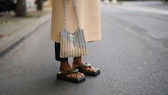 Olivgrüne „Puffy Sandals“ mit eckiger Sohle sind bei diesem Streetstyle aus Paris DER Hingucker.