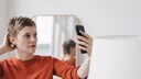 Frau macht Selfie