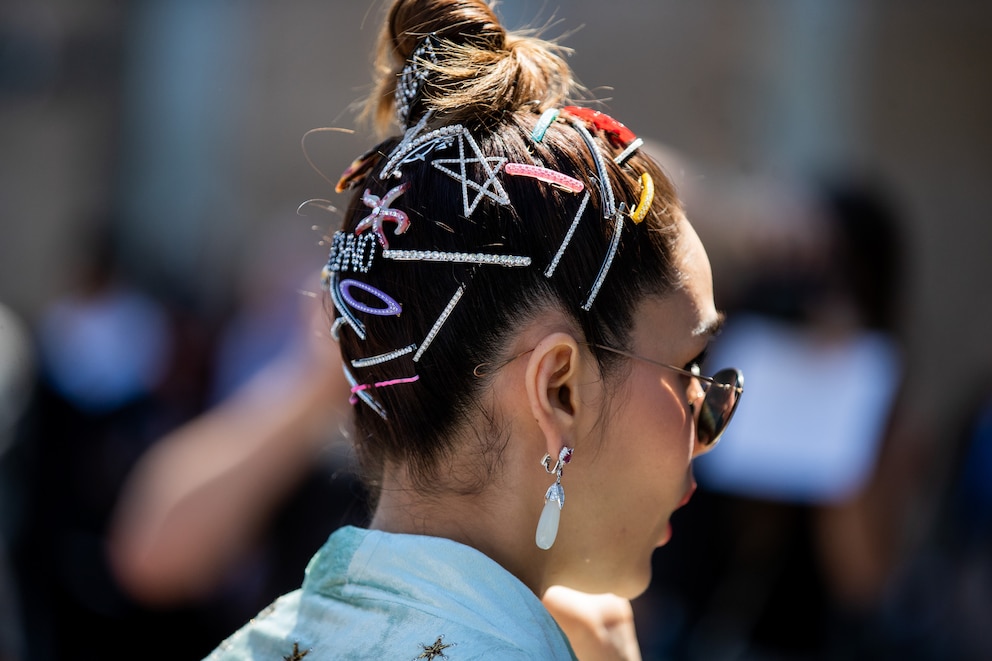 Frau mit vielen Haarspangen