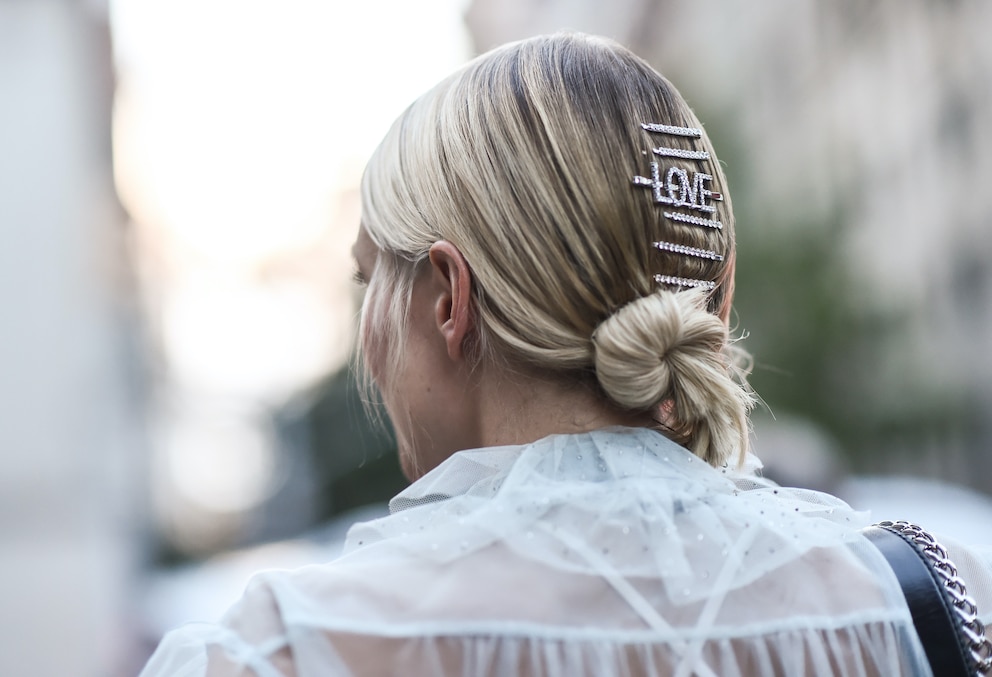 Frau mit Haarspange