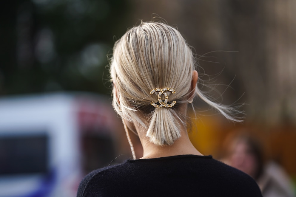 Frau mit Haarspange