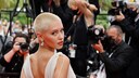 Iris Law mit Buzzcut