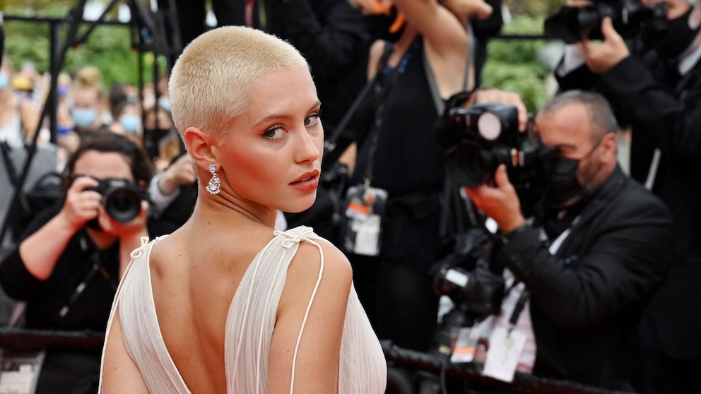 Iris Law mit Buzzcut