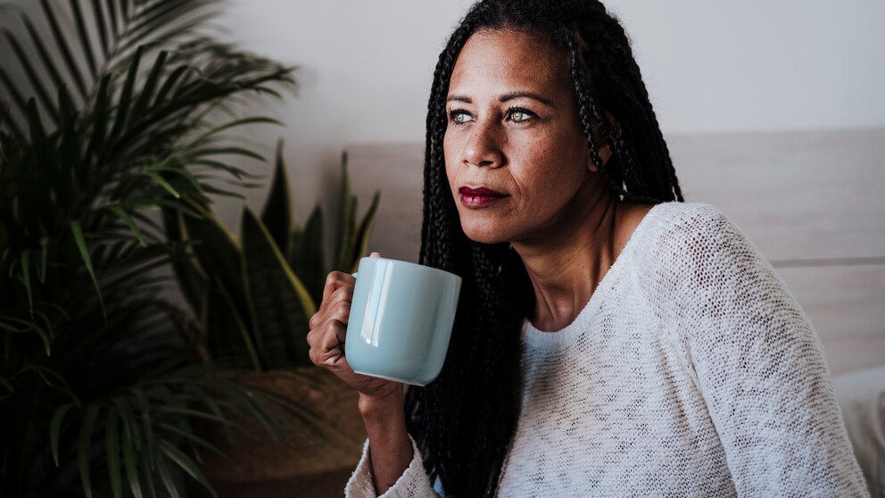 Frau mit Tasse in der Hand