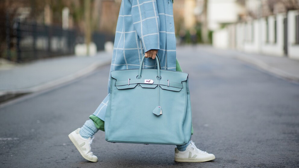 Frau mit Weekender