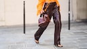 Frau in Lederhose