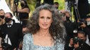 Andie MacDowell graues Haar