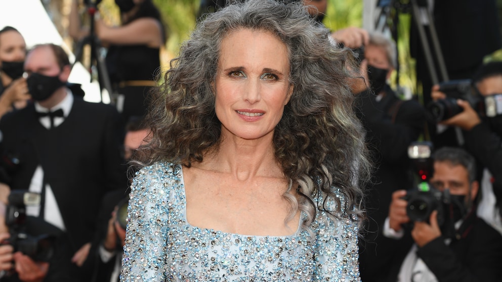 Andie MacDowell graues Haar