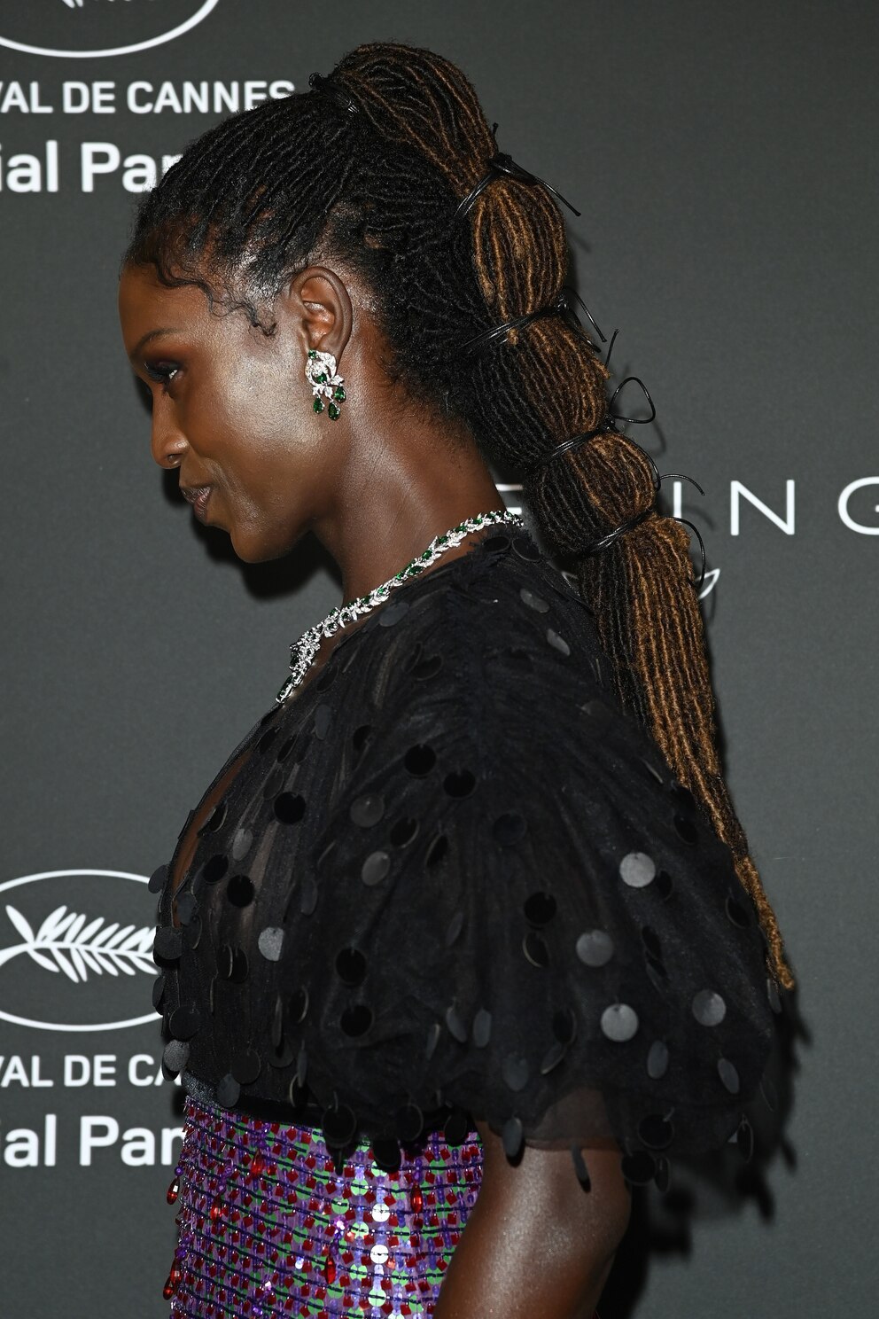 Jodie Turner-Smith mit Bubble Ponytail