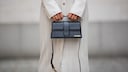 Frau mit Tasche