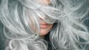 Frau mit grauem langen Haar