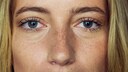 Frau mit müdem Blick