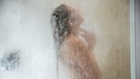 Frau unter der Dusche