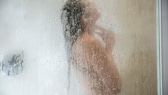 Frau unter der Dusche