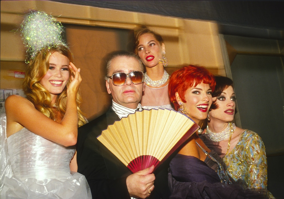 Karl Lagerfeld mit Supermodels