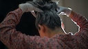 Frau, die Haarfarbe aufträgt