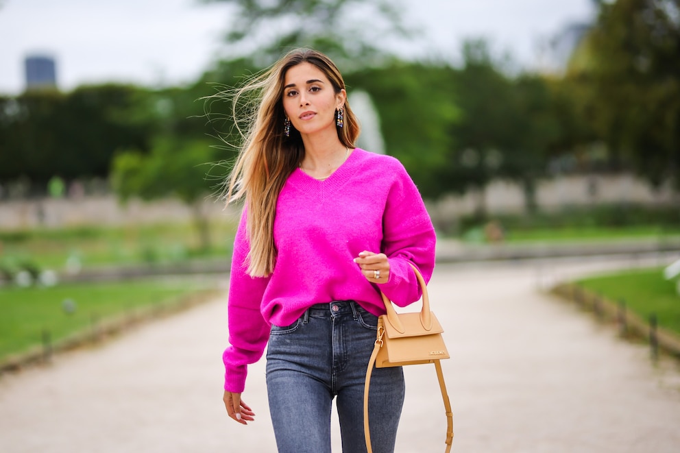 Frau in pinkem Pullover