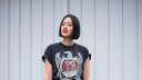 Frau trägt Metal-Shirt