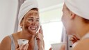Frau mit Peeling im Gesicht