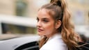 Barbara Palvin mit hohem Zopf