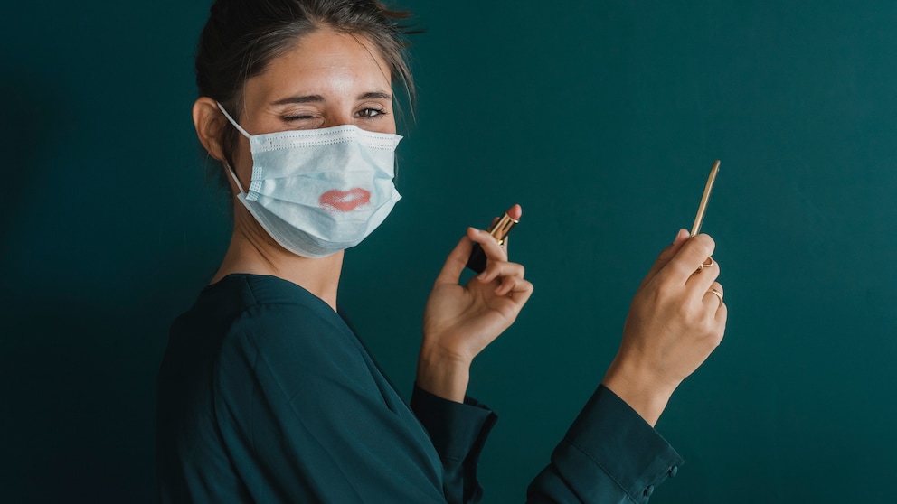 Frau mit Make-up und Maske