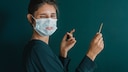 Frau mit Make-up und Maske