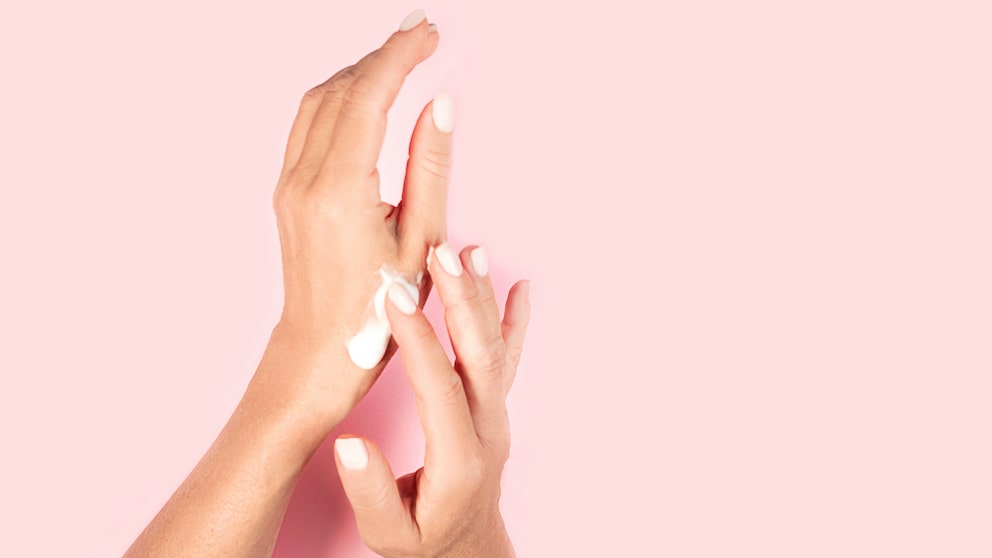Frau mit Handcreme