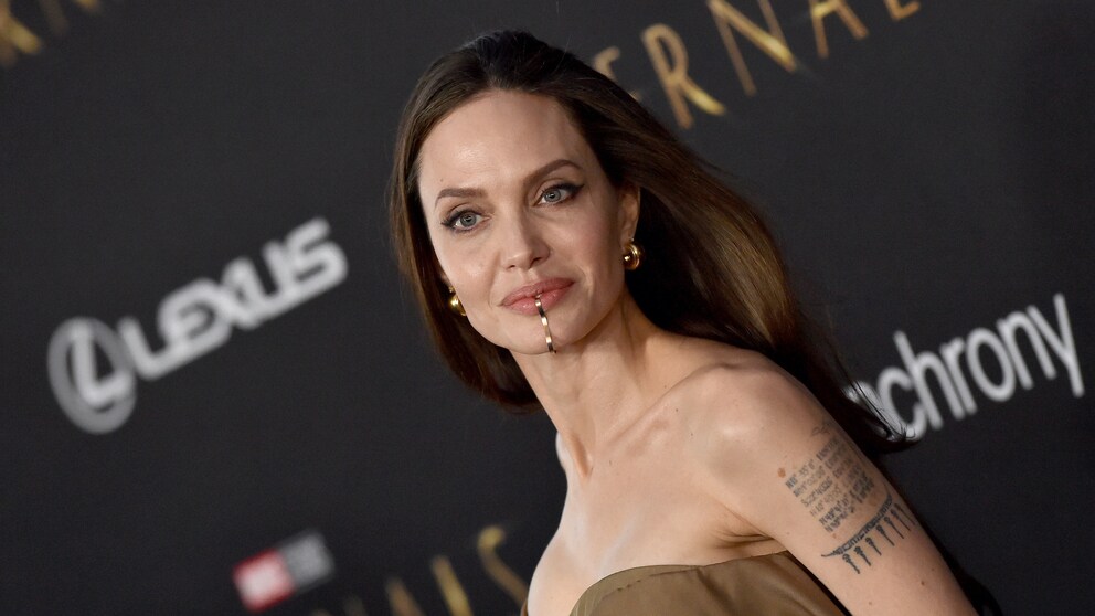 Angelina Jolie mit Kinn-Schmuck